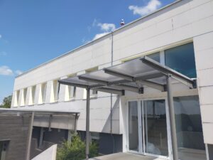 Auvent métallique pour bâtiment en région parisienne